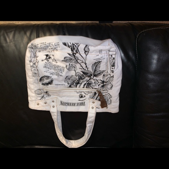 True Religion - Picture 1 of 3